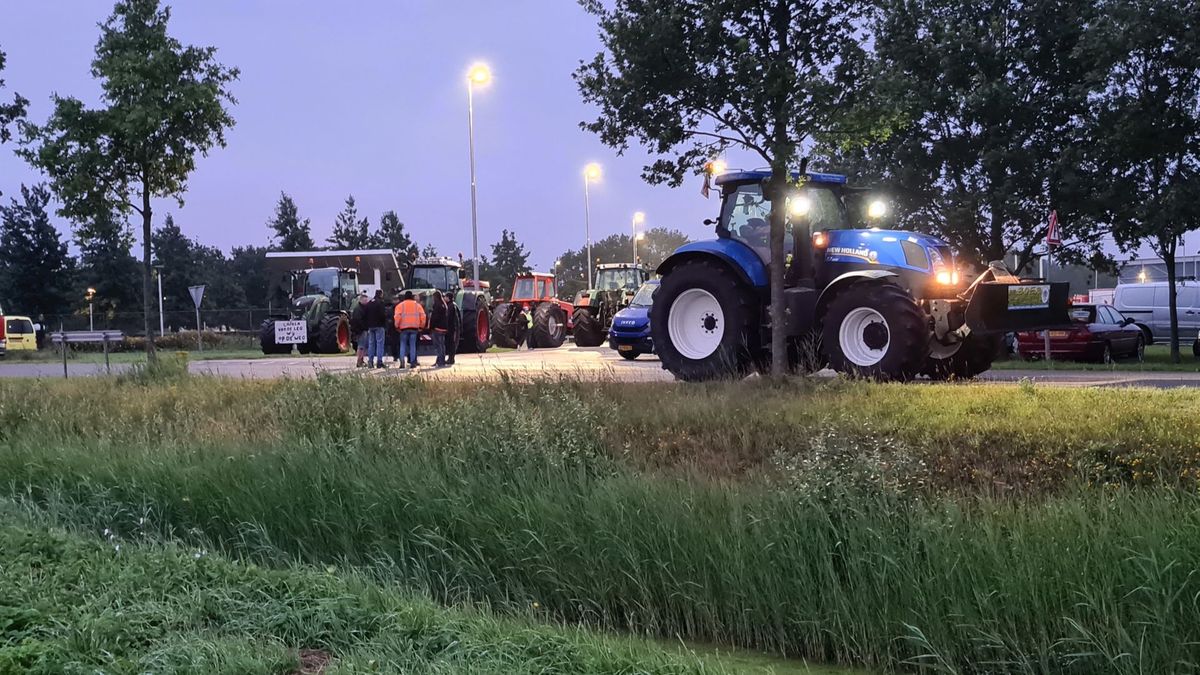 Protesterende boeren blokkeren afvalverwerker Attero in Wijster