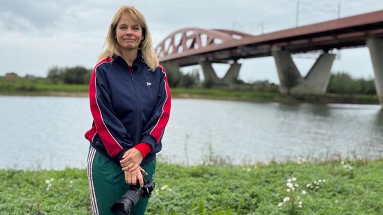 Eén brug, verschillende verhalen: Els Zweerink brengt de rode spoorbrug in beeld Home