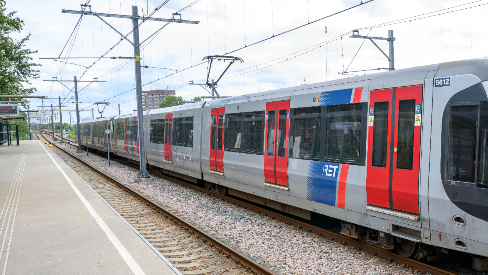De metro's rijden niet door verlichting die niet werkt in een tunnel.