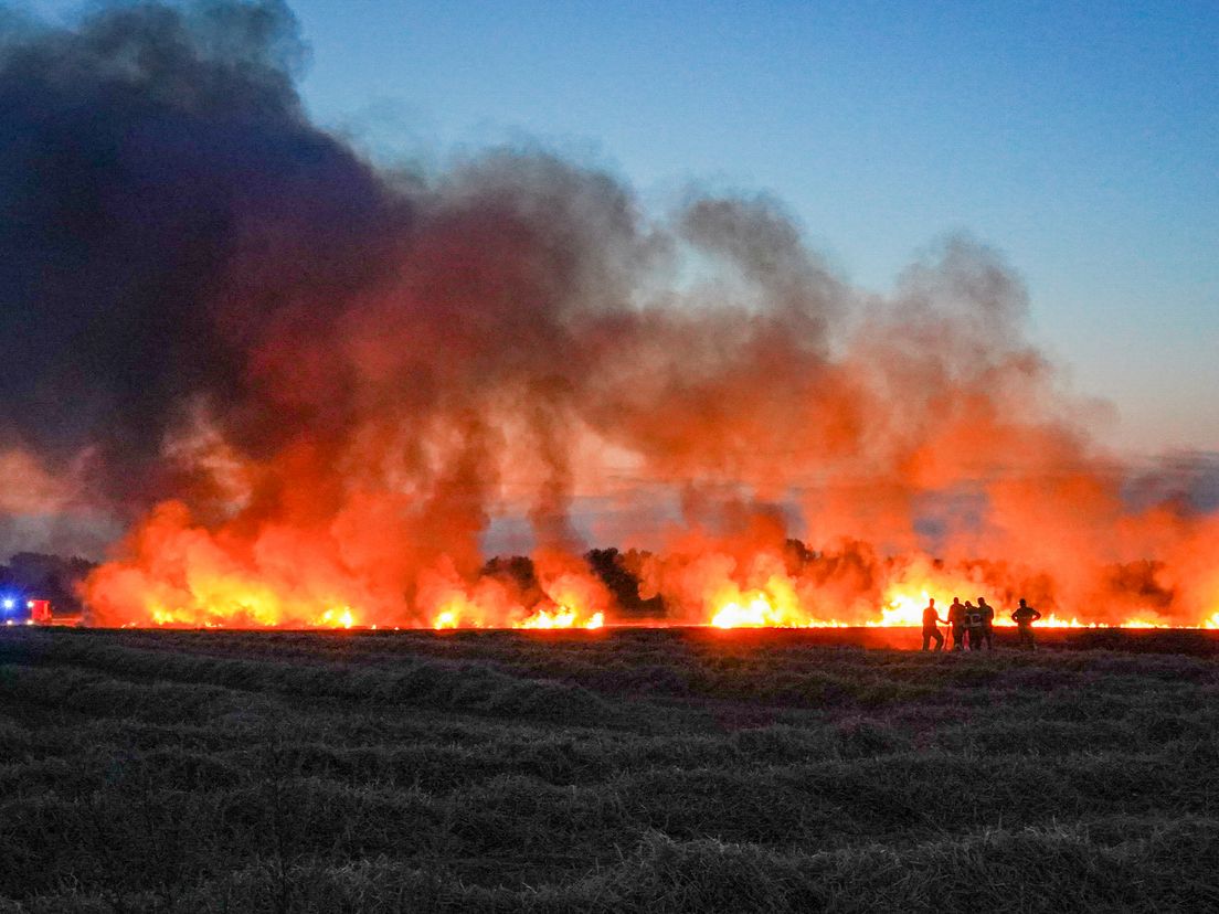 Grote akkerbrand bij Assen, gevaar natuurbranden blijft onverminderd groot