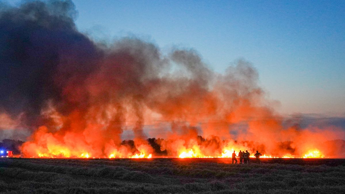 Grote akkerbrand bij Assen, brandgevaar morgen onverminderd groot
