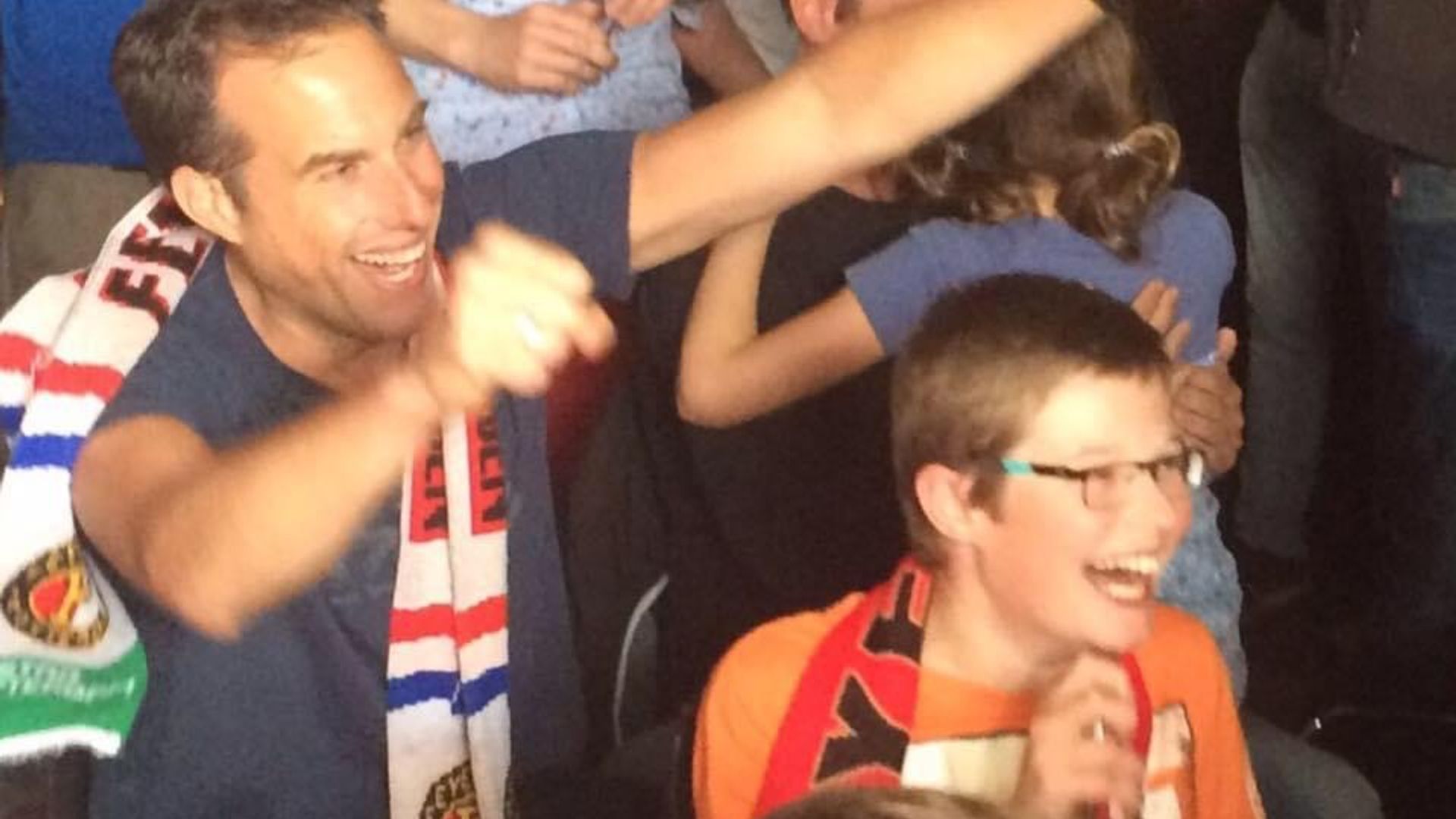 Goal! Dirk Kuyt schiet Feyenoord op voorsprong in de kampioenswedstrijd tegen Heracles en verslaggever Maurice Laparlière juicht mee.