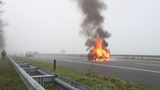 Auto gaat in vlammen op bij grensovergang bij Zwartemeer