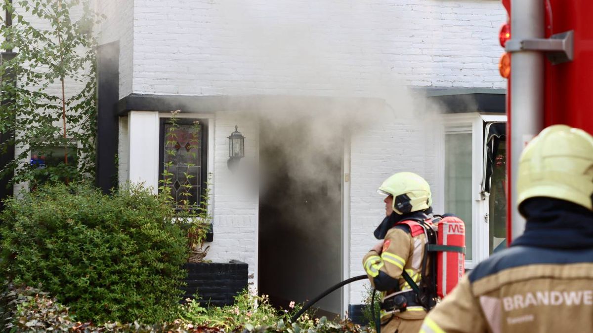 112 Nieuws: Woningbrand Oldenzaal | Afslaande truck schuift auto tegen lichtmast