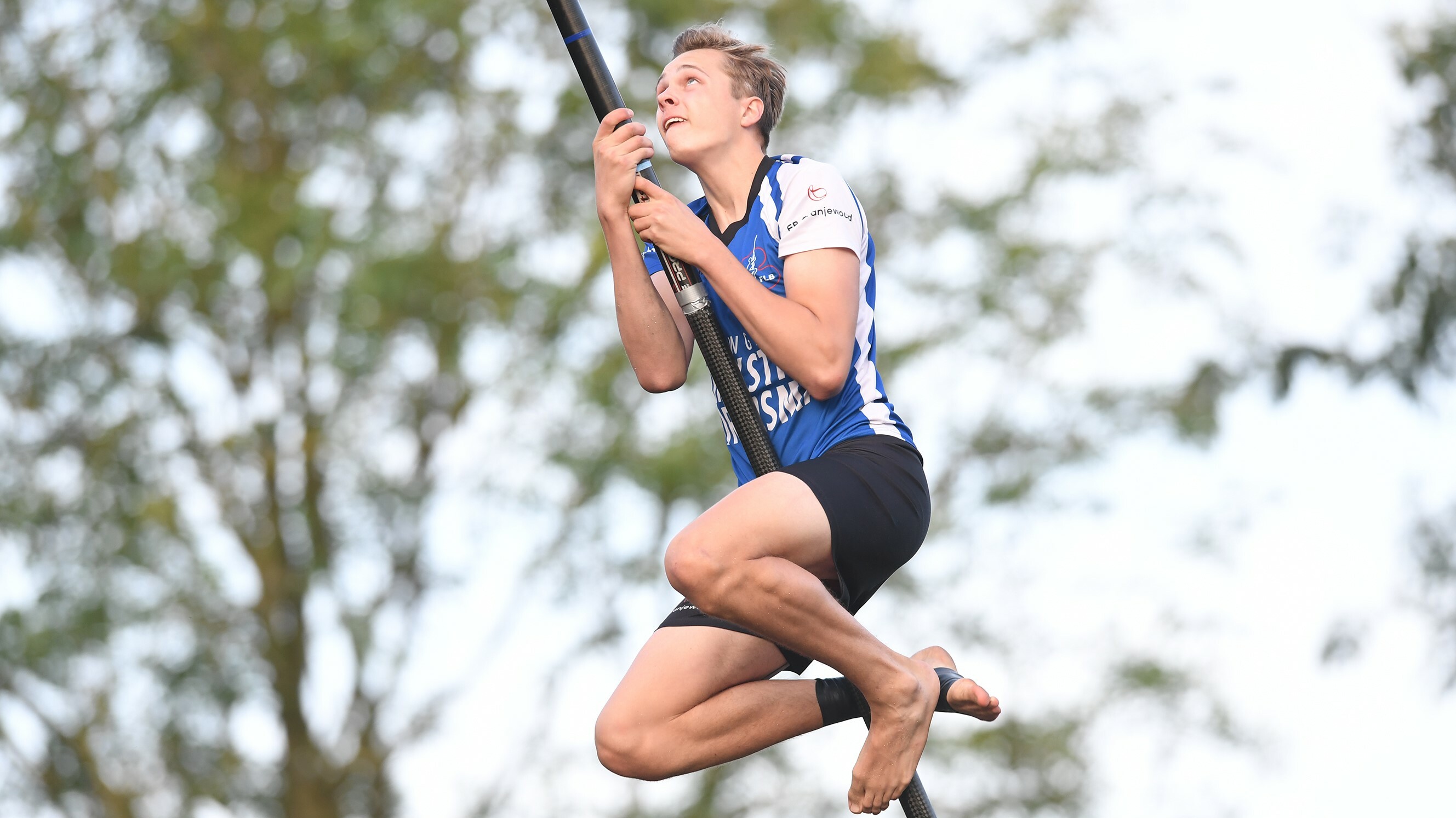 Junior Michiel Zijlstra de verrassende winnaar bij het fierljeppen in Grijpskerk