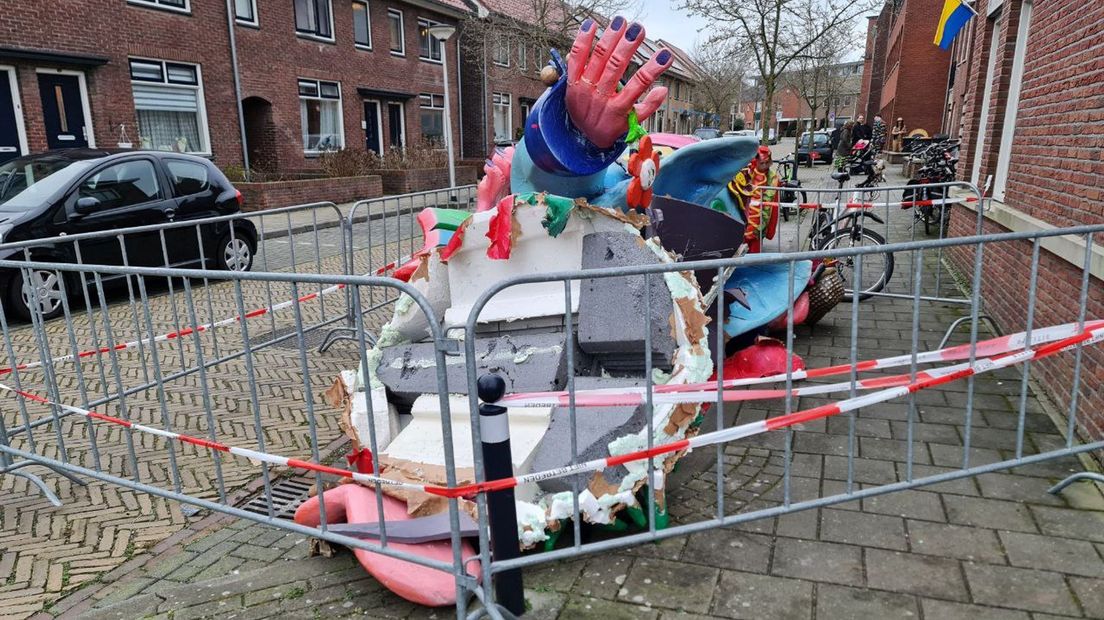 De kop van de pop brak af en viel in het publiek boven op een vrouw