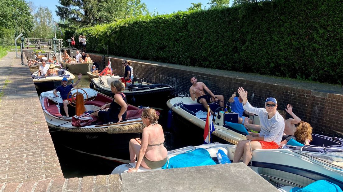 Waterliefhebbers wachten in de Kraaienestersluis die de boten vanaf de Vecht naar de Loosdrechtse Plassen leidt, zodat ze daarna weer verder kunnen varen.