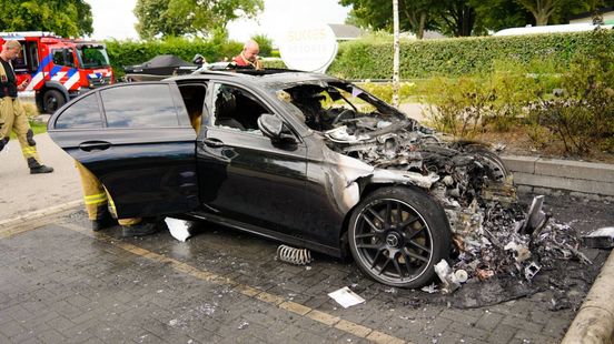 Auto brandt volledig uit • botsing motoren Vierdaagse. Auto brandt volledig uit • botsing motoren Vierdaagse.