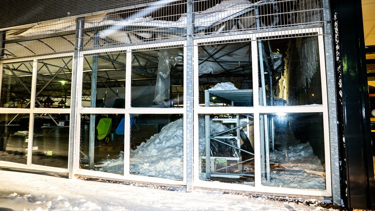 Dak van winkel in Oosterwolde niet bestand tegen sneeuw | Code geel weer van kracht