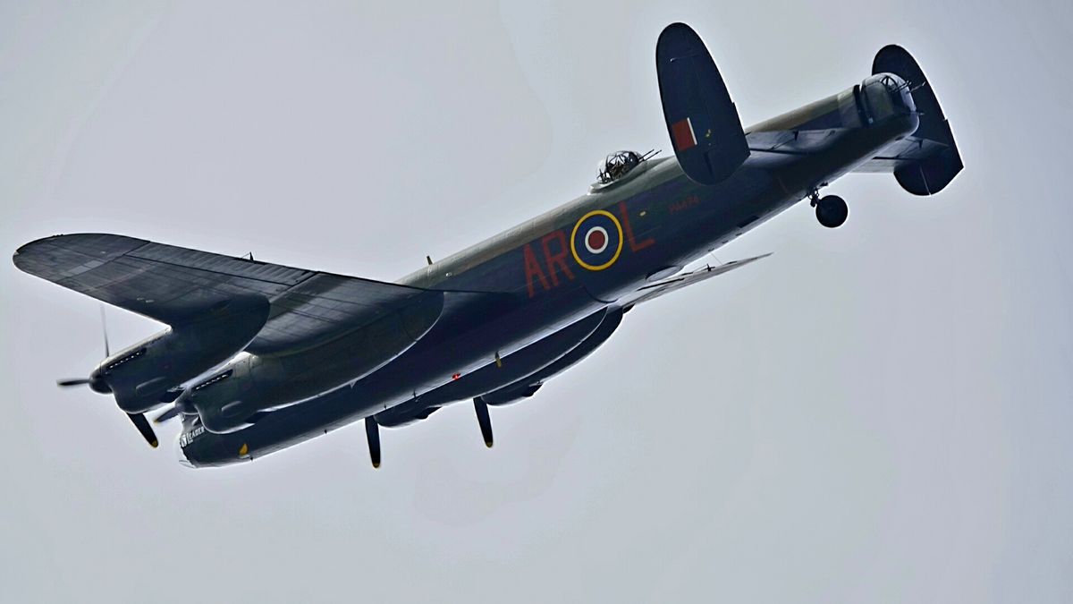 Britse Lancaster bommenwerper vliegt op 4 mei over Hunsel, Heythuysen en Kessel
