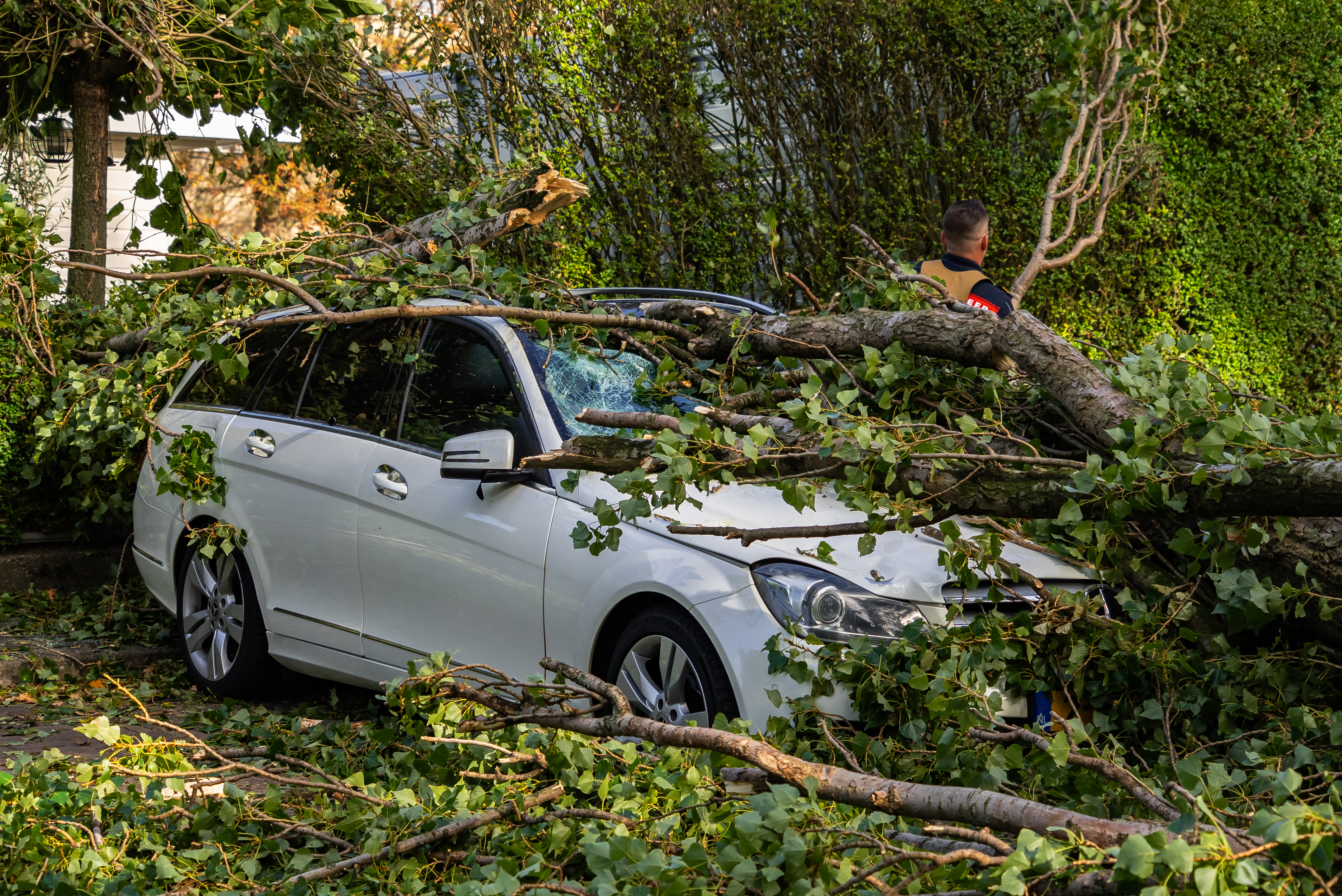 De schade aan de auto is enorm.