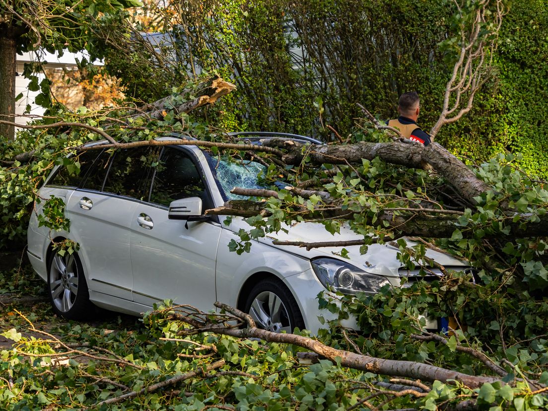 De schade aan de auto is enorm.
