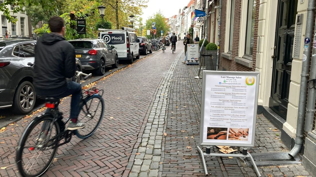 Reclameborden op het voetpad langs de Oudegracht.
