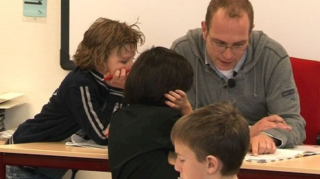 Mannelijke leraar voor de klas in Zwolle