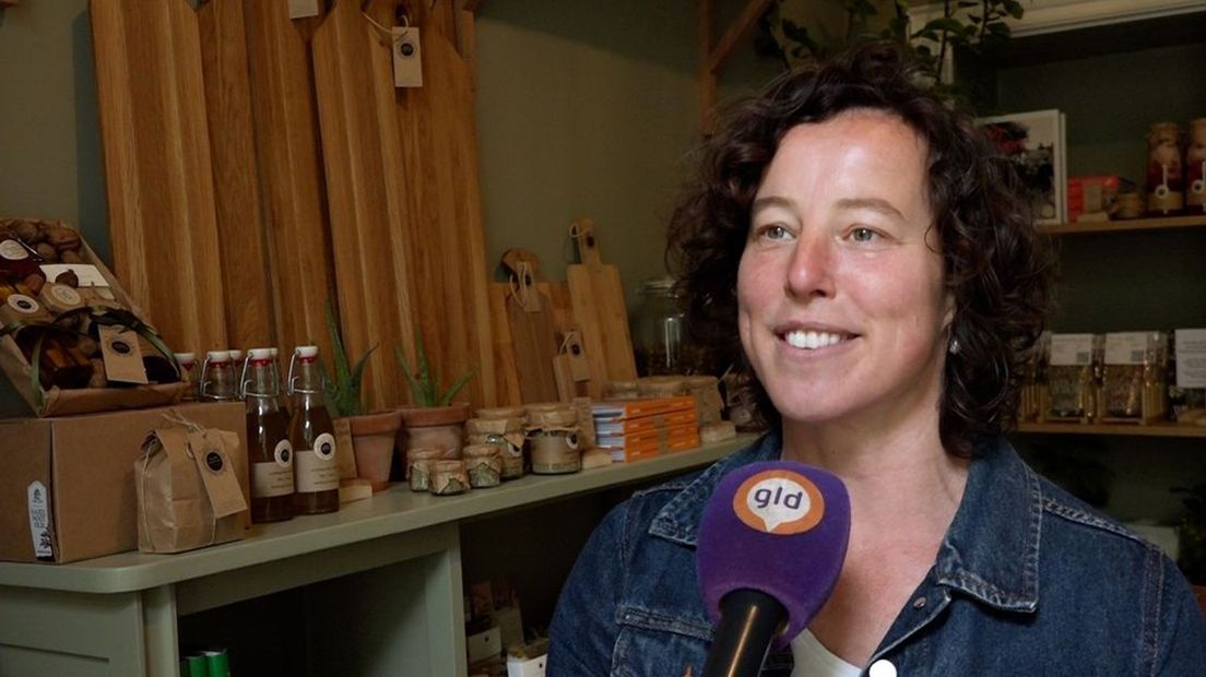 Manon Botha in de voedselboswinkel.