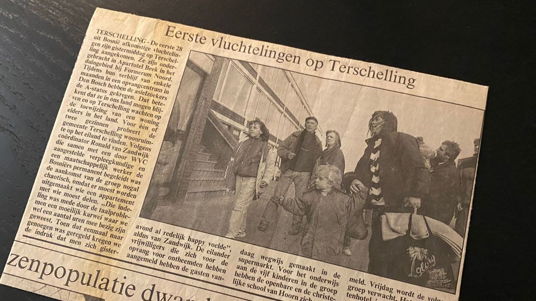 Vildan en zijn gezin op de foto in de krant