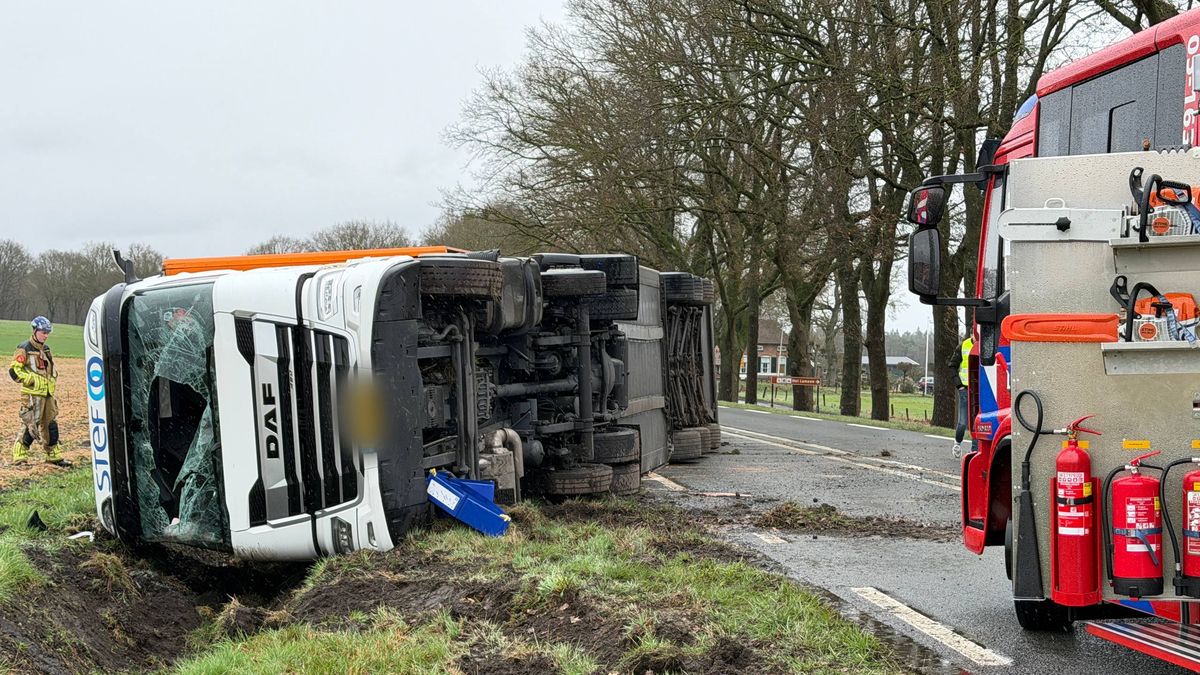Vrachtwagen slaat over de kop tussen Markelo en Rijssen