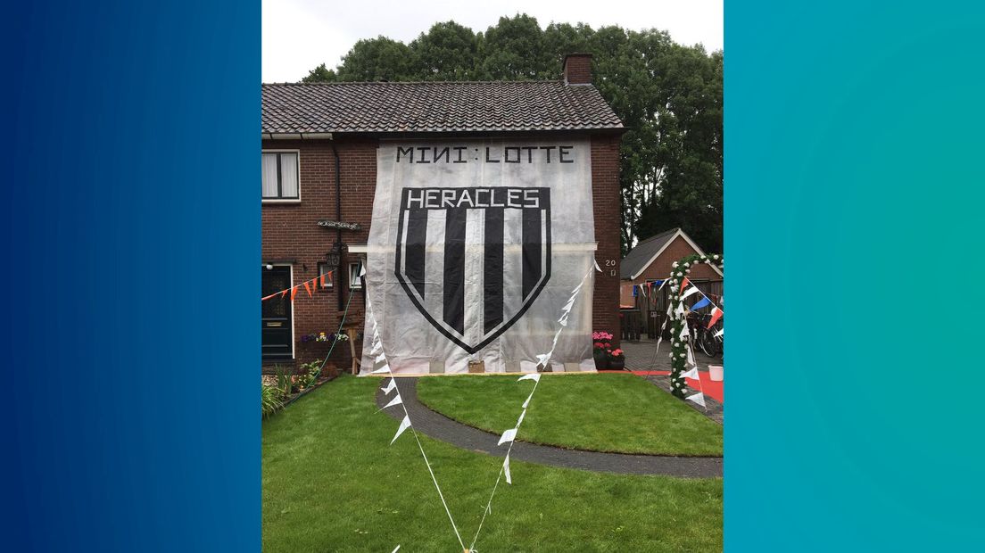 Het Heracles-spandoek bij het huis van Mini en Lotte