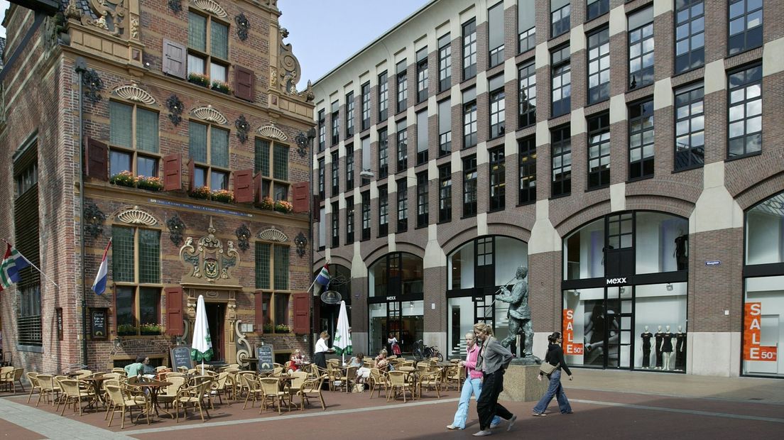 Het Waagstraatcomplex (rechts) naast het goudkantoor