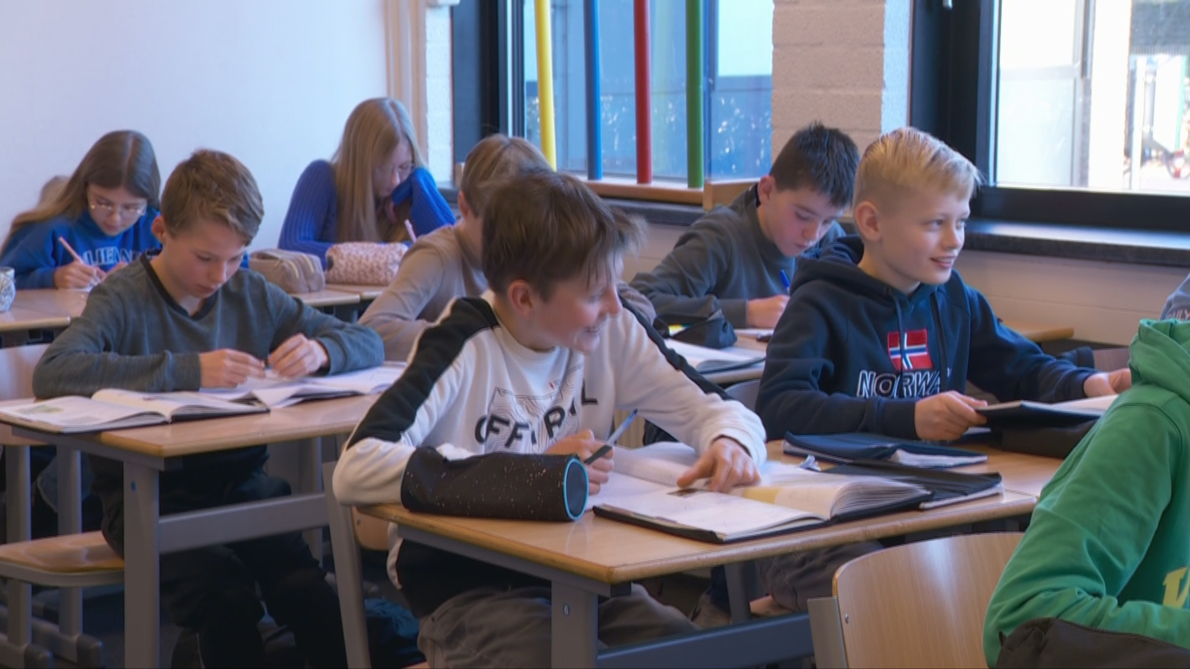Telefoan ferbean op skoalle: "Hy sit yn de tas, dan sjochst 'm net"