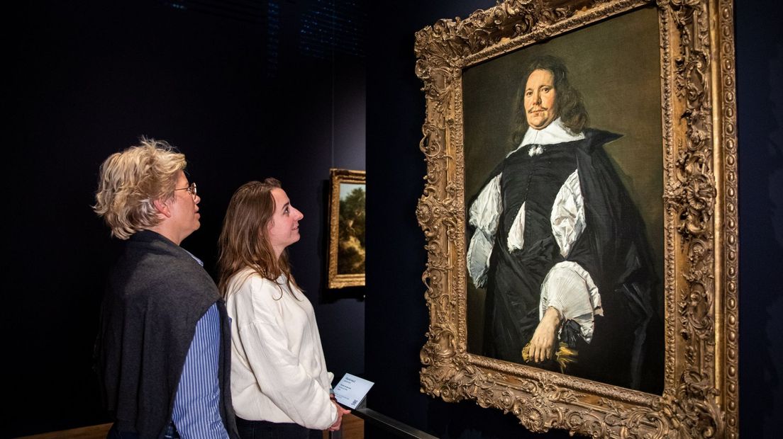 Bezoekers bekijken een Frans Hals in Mauritshuis