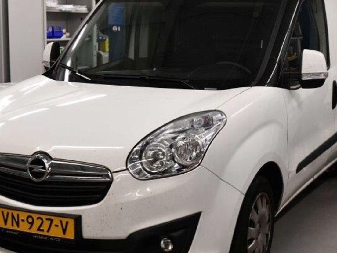 De witte Opel Combo, die tijdens de liquidatie werd gebruikt