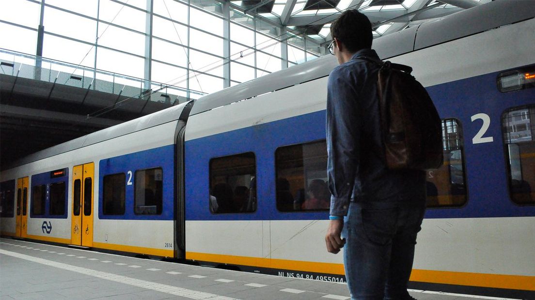 Een trein op het spoor van Den Haag Centraal