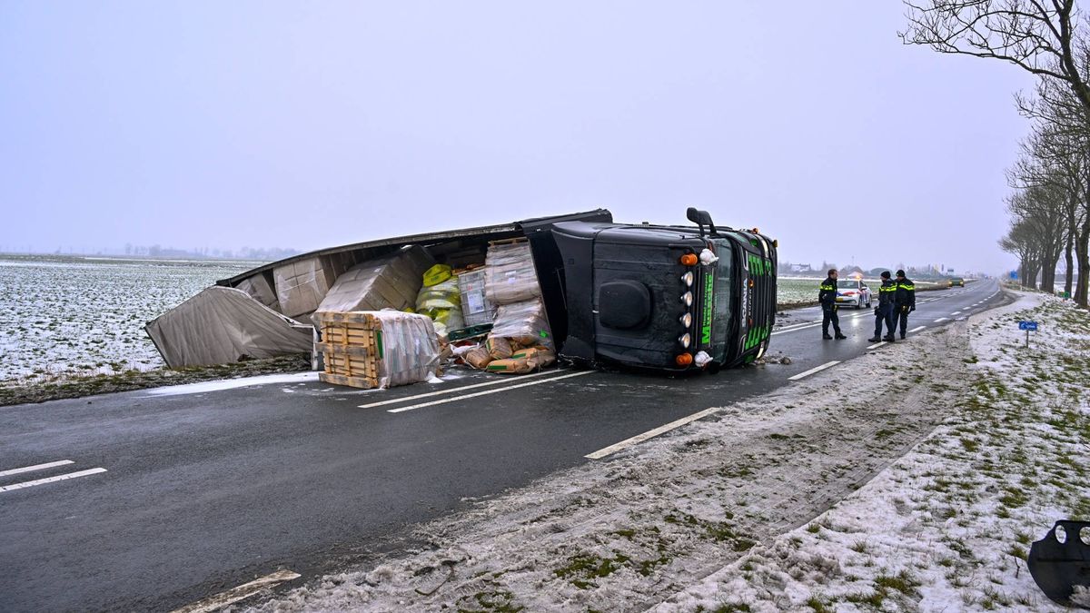 112-nieuws: Auto te water vanaf N33 bij Appingedam • Auto in middenberm A7 bij Hoogezand