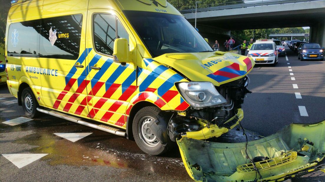 Een ambulance raakte betrokken bij een ongeluk (Rechten: Persbureau Meter)