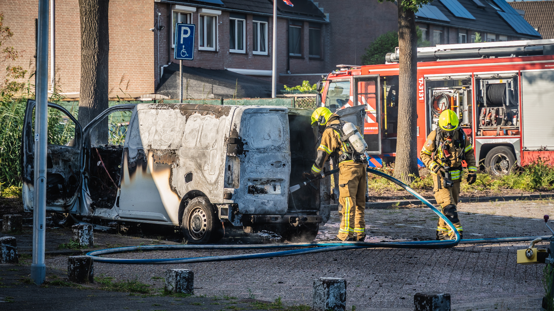 Het bestelbusje op de parkeerplaats aan het Kopspoor in Capelle a/d IJssel brandde volledig uit