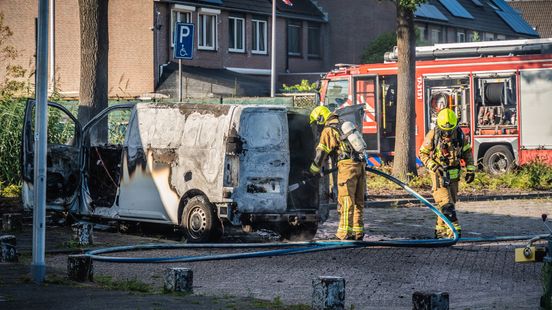 Bestelbusje volledig uitgebrand op parkeerplaats naast kerk Home