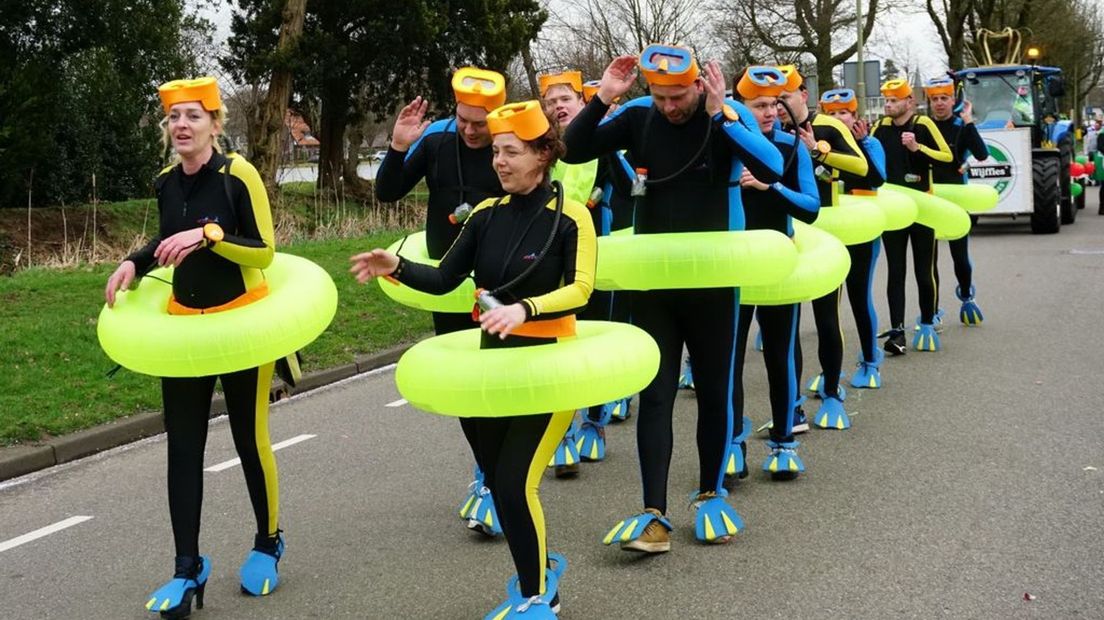 De loopgroep van carnavalsvereniging Gewoon Deurgoan uit Vaassen