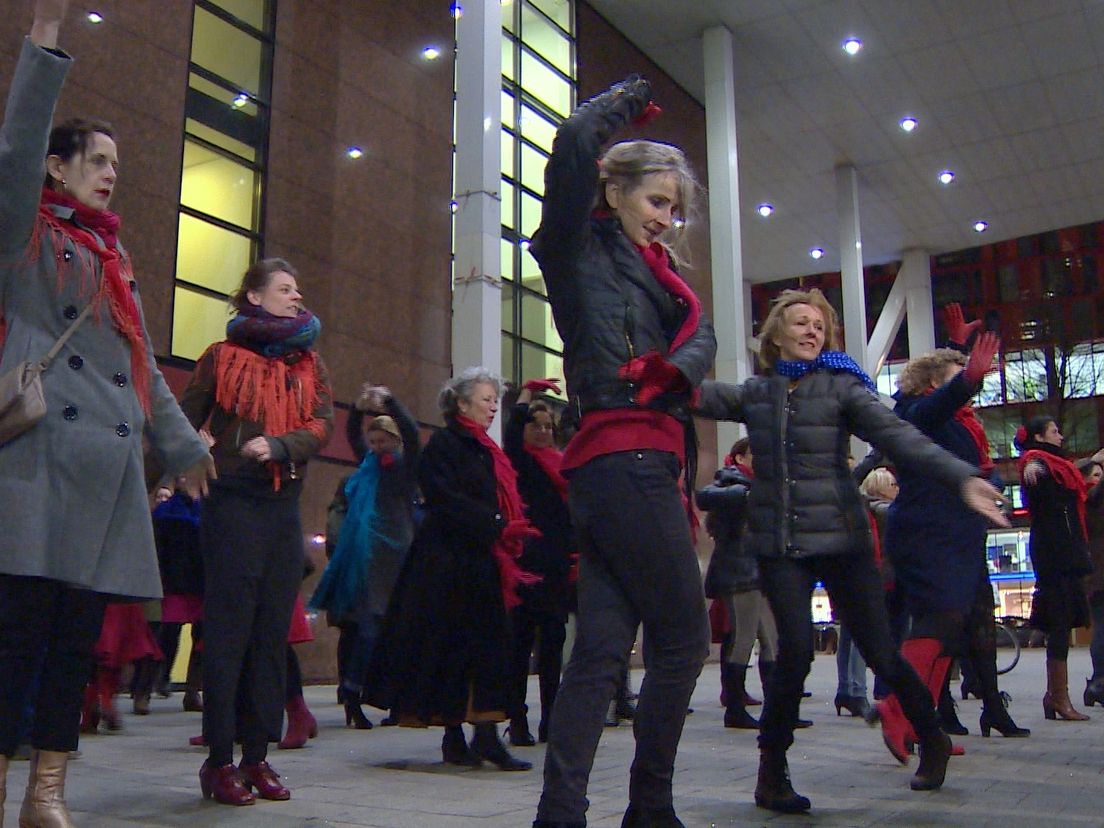 Flamencodansers verrassen publiek op het Schouwburgplein in Rotterdam