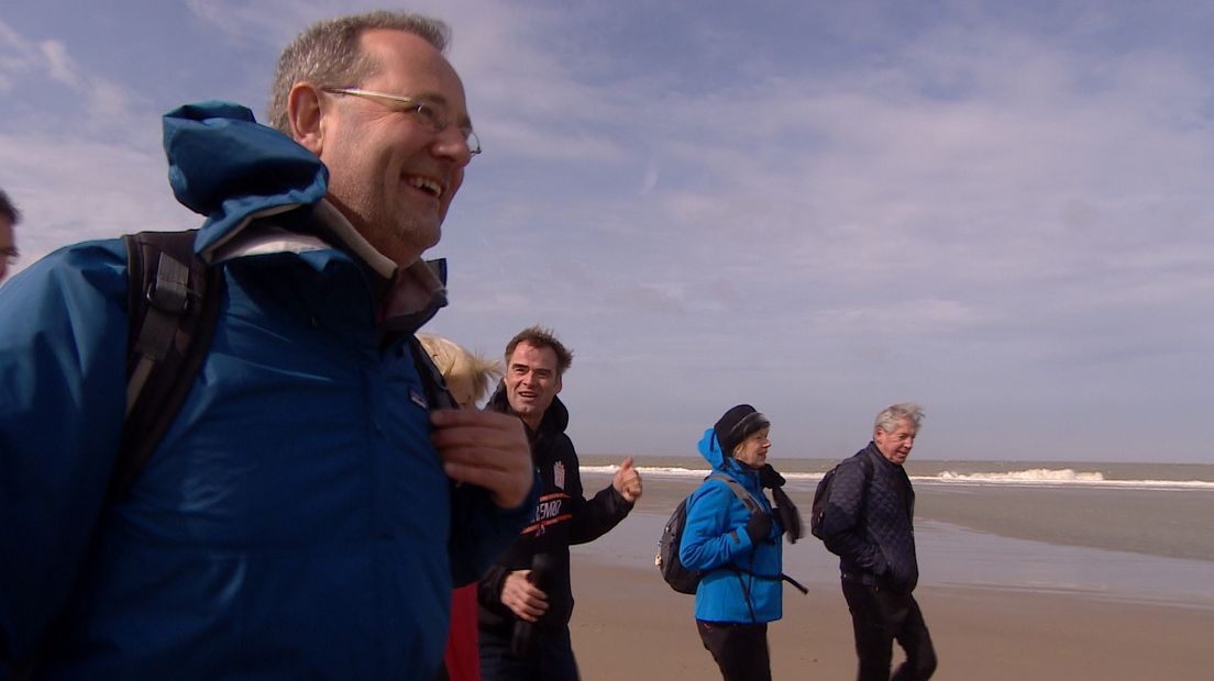 Zeeuws-Vlaming wandelt langs hele Noordzeekust (video)