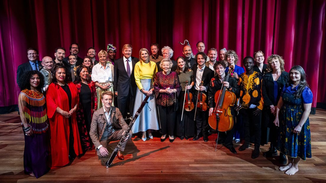 De koninklijke familie poseert voor een groepsfoto voor het jaarlijkse Koningsdagconcert
