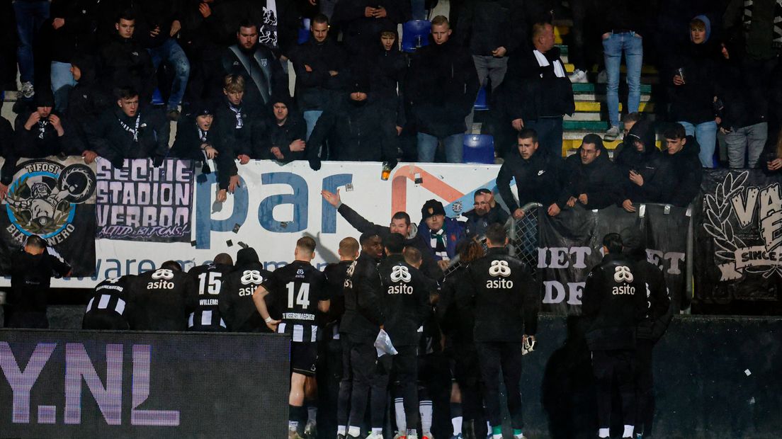 De spelers van Heracles in gesprek met de meegereisde supporters