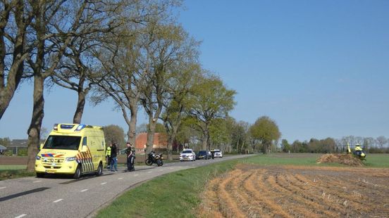 Motorrijder gewond na botsing tegen boom in Orvelte. Motorrijder gewond na botsing tegen boom in Orvelte.