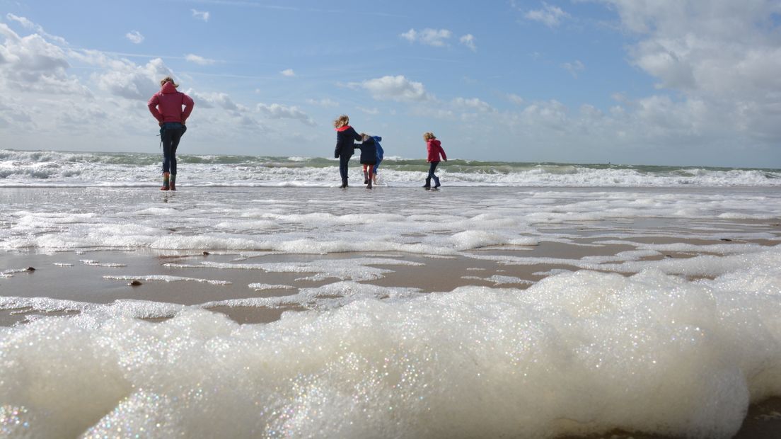 Schuim op het strand in Vlissingen