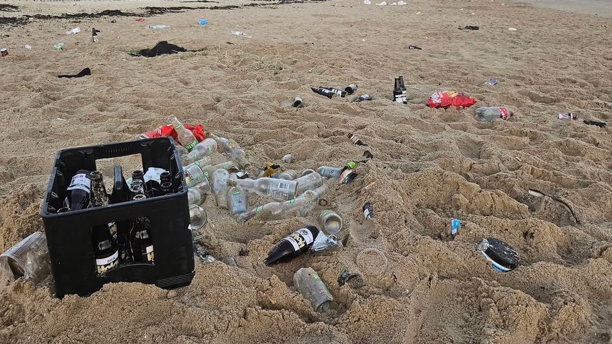 Strandje bij Wemeldinge bezaaid met afval: 'Ze zijn te besodemieterd om naar de bak te lopen'