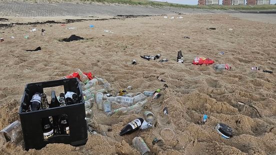 Strandje bij Wemeldinge bezaaid met afval: 'Ze zijn te besodemieterd om naar de bak te lopen' Nieuws
