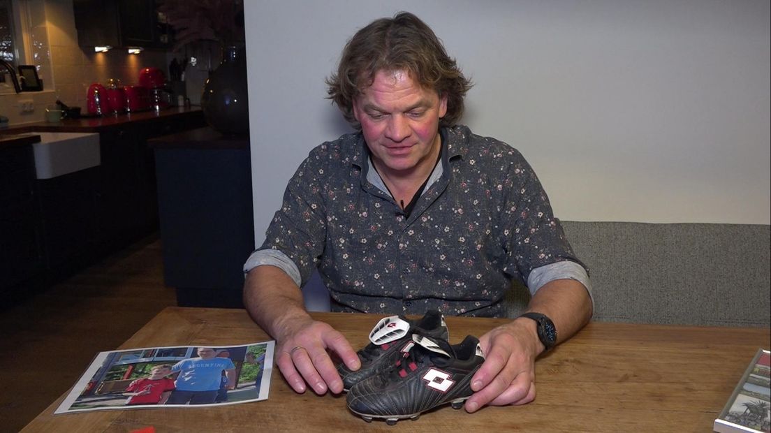 Eisse-Reint Dallinga laat de eerste voetbalschoentjes van zijn zoon zien