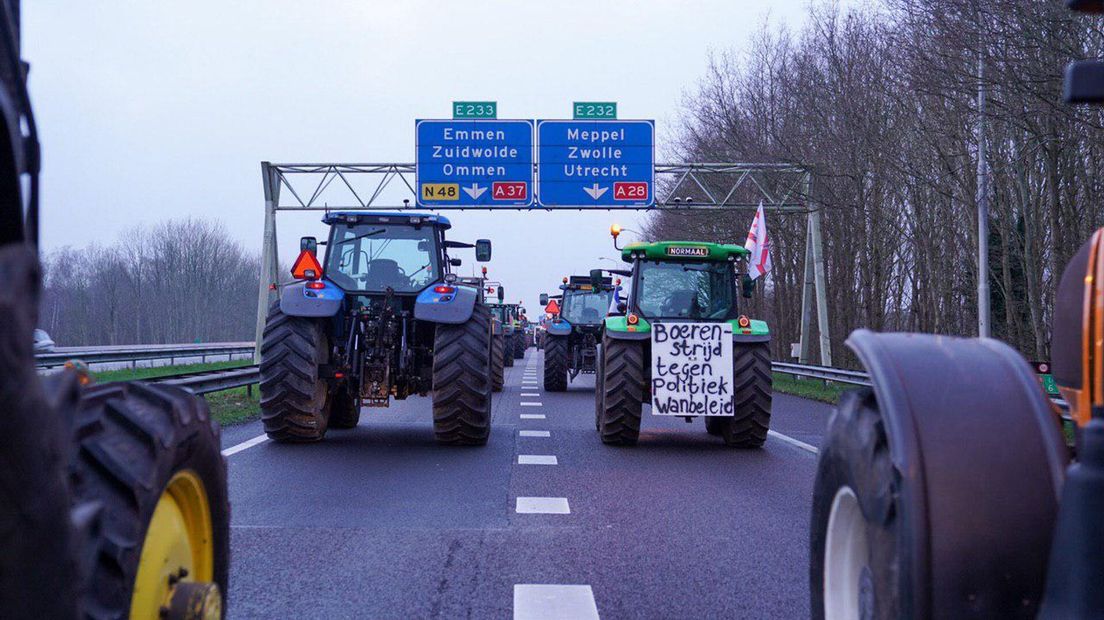 Boeren blokkeren de A28 en de afritten naar Meppel/Zwolle en Emmen (Rechten: RTV Drenthe / Kim Stellingwerf)