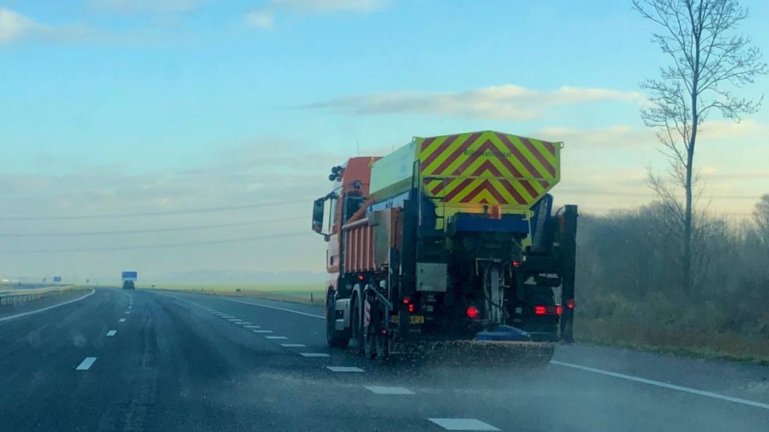 Een strooiwagen onderweg