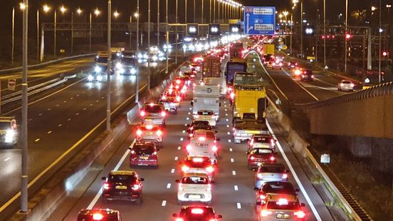 Files door ongeluk en kapotte vrachtwagen, vertraging neemt af. Files door ongeluk en kapotte vrachtwagen, vertraging neemt af.