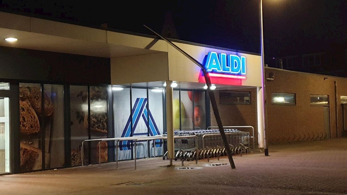 Losgewaaide dakrailing bij ALDI aan Het Jannink in Goor