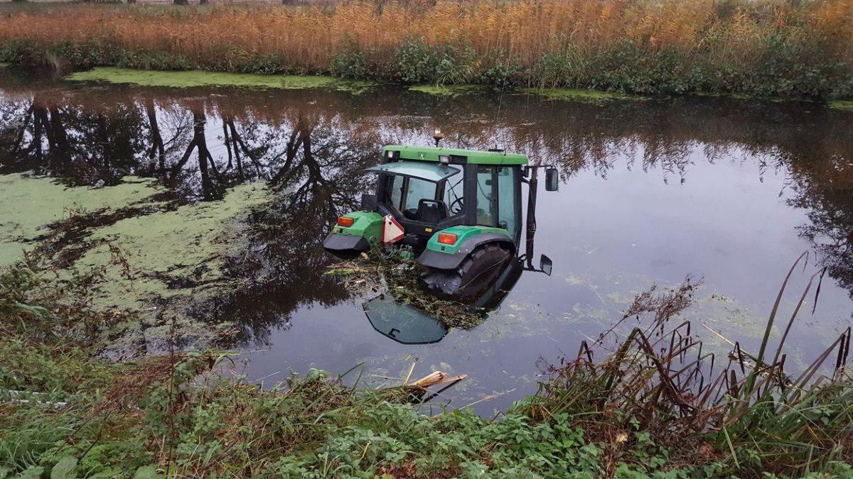 Trekker belandt in het water bij Hijken