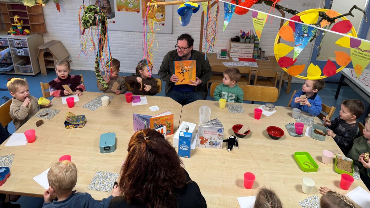 'Kleine aapjes' hangen aan de lippen van Diederik Jekel tijdens Nationale Voorleesdagen