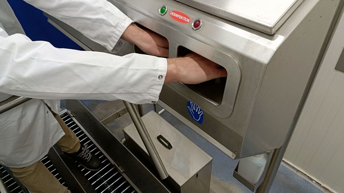 Alles moet hier ultiem schoon zijn, je handen en schoenen worden automatisch gereinigd