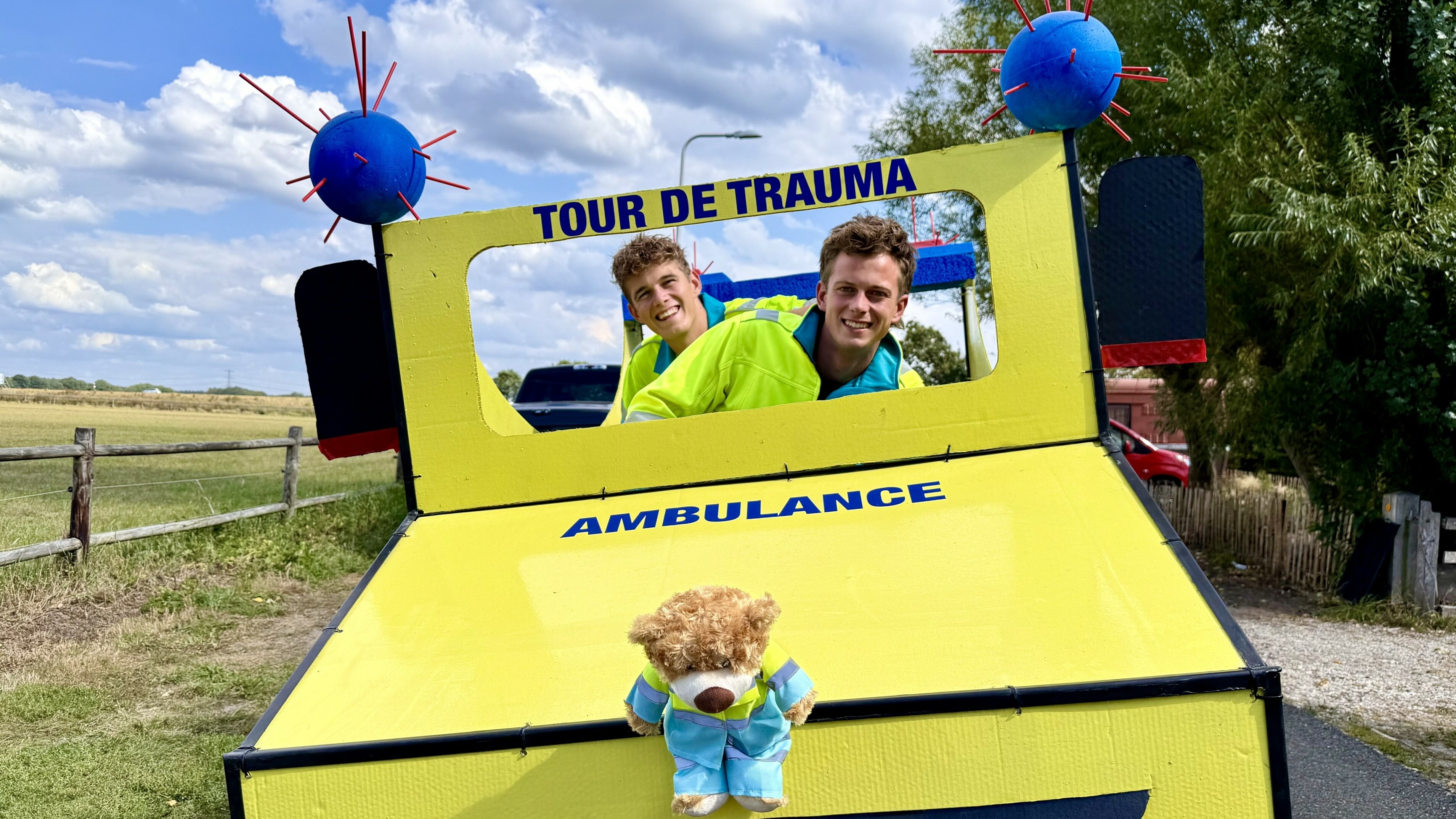 Broers Rutger en Guido Morée in hun tandemambulance