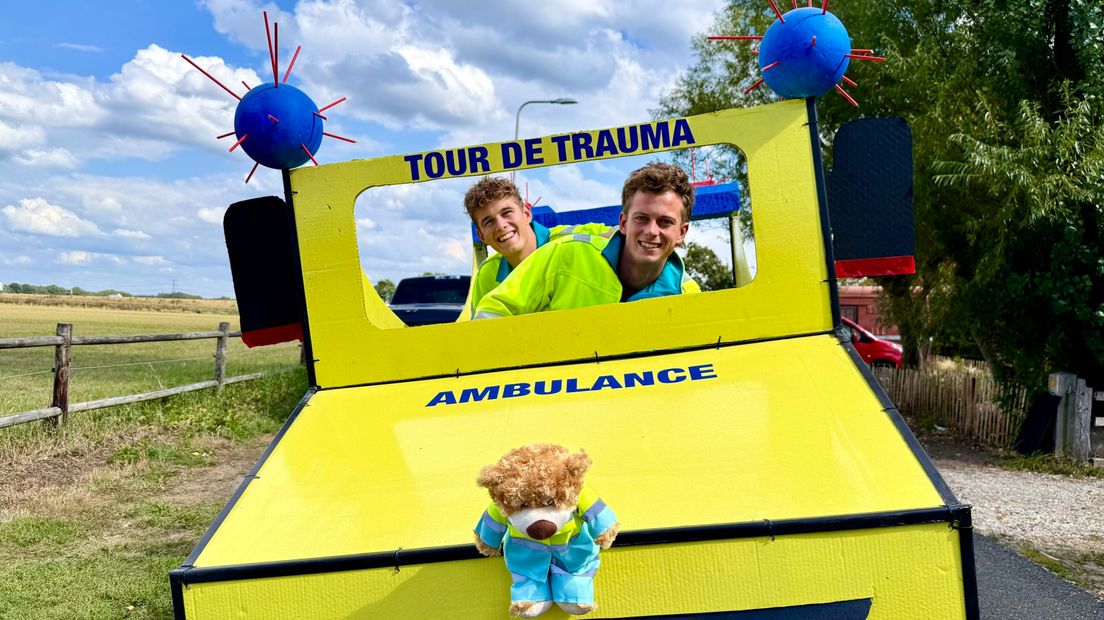 Broers Rutger en Guido Morée in hun tandemambulance